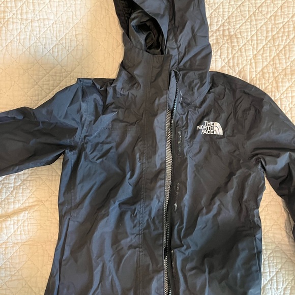 Kids Northface rain jacket. Black. Size 10/12. - Picture 4 of 4